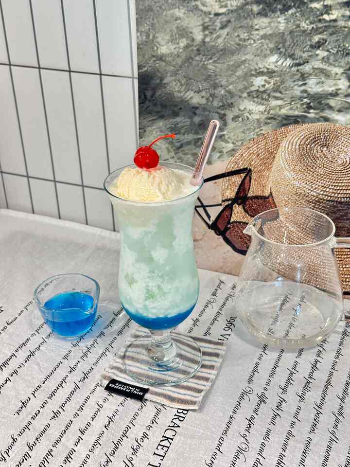 5月の天気はすでにこれからどうですか？
今夏もどれくらい暑いのか怖い....☀️
しばらく外に行ってきましたが、暑さに疲れてしまいました。
涼しいブルークリームソーダを一杯作って当たり充電しました🩵

清潔なブルーソーダに柔らかいアイスクリームが加わります。
爽やかな甘味の組み合わせが本当に美味しいです✨

見るだけでも涼しいカラー感に
チェリートッピングまで上げればホームカフェ感性完成🍒
簡単に作ることができます 
今夏よく作って食べるメニュー角🩵


👀クリームブルーソーダ  #홈카페 #홈카페메뉴 #여름음료 #여름간식월드컵 #여름감성 #여름포스터 #홈카페도구 #아이스크림스쿱 #테비네리   #컵코스터 #티코스터 #여름맛 #여름준비 #여름준비템 #홈카페레시피 #음료레시피 #오늘의가든 #맞팔 