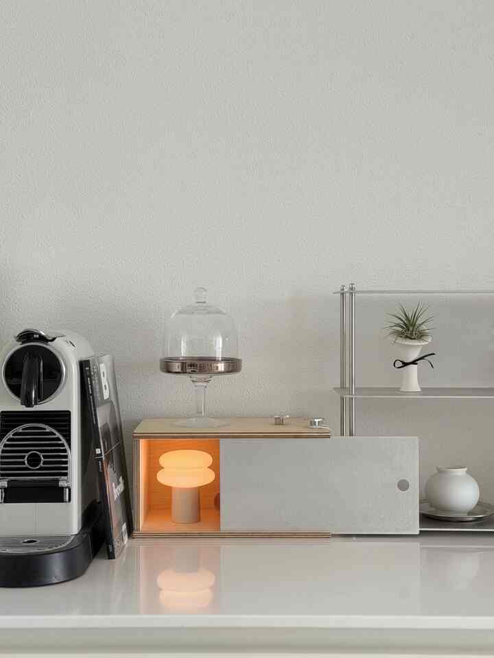 オブジェボックスとして使用中のキッチンケース🩶
取り出しておかないけどホームカフェ小物としてよく使うオブジェをここに入れておくと楽だったんですよ 
コーヒーマシンの隣なのでコーヒー関連製品を保管するのも好きです :)  #호하 #홈카페 #홈카페존 #홈카페소품 #오브제 #스노우맨 #쇠테리어 #소통 #맞팔 #선팔