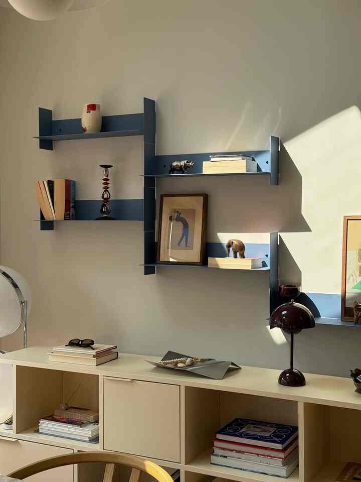 Rak berwarna biru, cahaya senja yang hangat, dan benda-benda secukupnya untuk membuat ruangan terasa nyaman.

Penataan sederhana yang menjadikan penyimpanan sebagai bagian dari suasana.

Kredit: @Joyceemli
#ShelfStyling #ModernHome #MinimalInterior #CozyCorners