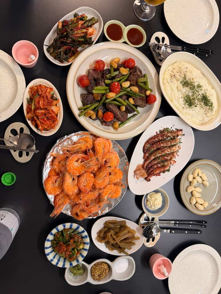 
＃今日の家＃家が＃記録🍽️

結婚式を上げたことももう一ヶ月が経ち、最近、私たちの家で一番よく行くのはおいしいものの束を置いて、遅くまでおしゃべりする時間です🤍

正式な家はまだ始まっていませんが、最近は家ではなく家が続いています。

今回のメニューは料理本物の仲良しが私たちの家で直接焼いてくれたステーキがメインだったのですが、この友達は家だけでほぼシェフモードONになる人なので、時々私が招待された感じなんですよ🤣

ステーキにガーニッシュまで一つ一つ直接焼いてくれ、マッシュポテトにエビまで一緒に食べるから外で食べるよりも雰囲気よかった夕方🥹

我が家はブラックテーブルだと食上げると色感がバッチリ生きて家たちがするたびに大丈夫より綺麗に見える感じがありますよ！

特にトマトランとアスパラガスに上がったステーキはビジュアルまで完璧だったメニュー🍅

友達のおかげでステーキを焼く方法も少し学び、今は家だけで自然にステーキから焼くことになります。


一人でいる日には天気もたくさん解放されてベランダに小さなテーブルを取り出してキャンプチェアを広げてノートパソコンで映画を見ながらビールの一杯に果物と新婚旅行に行って買ったゼリーを食べる時間が最近一番いいです🖤

家だからといって途方もなく準備しなくても好きな人と美味しい食べ物一つなら十分なようです。


＃今日の家＃今日の家の家＃今日の家のインテリア＃新婚の家＃新婚の家のインテリア＃家の家＃家の食べ物＃ホームパーティー＃ホームストア＃おがいの記録＃家のメニュー＃ステーキ＃ステーキプレーティング＃ホームクック＃ホームクックInstagram＃ブラックインテリア＃私たちの家の記録＃毎日の記録 
