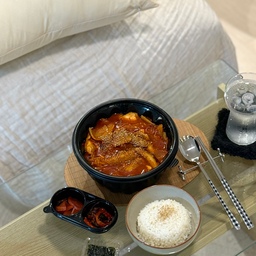 #오늘의우리집 #콘수프기록집 #육퇴루틴
육퇴 후 맛있는거 먹는 힐링타임 못 참쥬~ 
메뉴는 계근상 곱도리탕🤍
곱도리탕 맛집이라고 워낙 유명해서
진짜 너무 먹어보고 싶었거든유…!
국물 먼저 한입 먹었는디
와… 소문대로 감칠맛이 진짜 대박이더라구유🔥
칼칼한데 자극적이기만 한 맛이 아니라
계속 떠먹게 되는 중독성 있는 국물맛…🥹
계근상 닭도리탕은
100% 닭다리살이라 그런지
살도 엄청 부드럽고 퍽퍽함이 전혀 없었어유!
근데 여기 대창이 진짜 미쳤더라구유…
탱탱한데 고소한 육즙이 입안에서 확 퍼져서
국물이랑 같이 먹으니까 완전 환상✨
순두부랑 떡, 감자, 수제비까지 들어있어서
골라 먹는 재미도 있었어유🤍
특히 국물 머금은 수제비가 별미더라구유…!
밥에 국물이랑 닭이랑 대창까지 넣어서 비벼먹는데
이 조합은 진짜 반칙 아닌가유🍚
곱도리탕 좋아하시는 분들은
계근상 꼭 한번 드셔보셔야 해유🤍
#계근상 #곱도리탕 #요기요추천메뉴
#계근상곱도리탕 #배달메뉴추천
#배민메뉴추천 #곱도리탕맛집
#불금메뉴 #오늘뭐먹지 #집밥
#저녘메뉴 #술안주 #야식메뉴
#화이트인테리어 #빈티지인테리어
#집꾸미기 #홈데코 #홈스타일링 