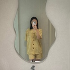 #오감리뷰프로그램을통해제품을제공받아직접사용하고스타일링한후기입니다

여름 잠옷은 입었을 때 얼마나 시원하고 편안한지가 가장 중요한데, 티세르 커스티 실크스킨ver.2 반팔 잠옷은 딱 그 부분이 만족스러웠어요 🤍
받자마자 컬러감이 너무 예뻐서 눈에 들어왔는데, 흔하지 않은 옐로우 스트라이프 조합이라 입었을 때 얼굴도 화사해 보이는 느낌이 있더라고요☺️💛

실제로 착용해보니 원단이 피부에 닿는 촉감이 정말 부드러운 편이었고, 실크스킨 소재라 그런지 몸에 달라붙는 느낌 없이 가볍고 시원했어요!!👏🏻
요즘 날씨가 점점 더워지는데도 답답함 없이 쾌적하게 입기 좋았습니다. 구김도 심하지 않아서 집에서 편하게 입기에도 부담 없었고요 :)

루즈핏 디자인이라 움직임도 편안한 편이었어요. 
잠옷은 특히 활동할 때 불편하면 손이 잘 안 가는데, 이 제품은 여유 있게 떨어지는 핏이라 집안일 하거나 아이 돌보면서 입기에도 편했어요💟
허리 밴딩도 조이지 않는 스타일이라 오래 입고 있어도 편안했습니다~

디자인 디테일도 마음에 들었는데, 카라 디자인이 깔끔해서 잠옷인데도 너무 후줄근해 보이지 않았고 상의 포켓 포인트랑 스트라이프 패턴 조합이 은근 감성적이더라고요 ✨
남녀공용 루즈핏이라 커플 잠옷으로 같이 맞춰 입어도 예쁠 것 같은 느낌!

무엇보다 여름 시즌 홈웨어로 입기 좋은 시원함과 편안함이 가장 만족스러웠던 잠옷이라, 가볍고 산뜻한 반팔 잠옷 찾으셨던 분들께 추천하고 싶어요 🤍

#티세르 #잠옷 #파자마 #커플잠옷 #반팔잠옷