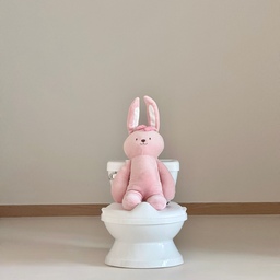 ꔛ
⠀
21개월 아기 배변훈련 시작했어요 .ᐟ
실제 변기랑 비슷해 놀이처럼 시작할 수 있는
🏷️ 마이사이즈 포티 프로 로 함께 하고 있답니다  ◡̎ 
⠀
어른 변기와 비슷하게 생겨서
모방하는 걸 좋아하는 아기가 관심갖기 쉽고
레버를 내리면 실제 변기랑 같은 소리가 나요 ♪
무겁거나 튼튼하지 않으면 쓰기 어려울 것 같은데
무게도 가볍고 흔들리지 않아 아기가 쓰기 좋더라구요
거실에 두고 변기로 놀기도 하고 앉아보기도 하고
소리도 들어보면서 변기랑 친해지고 있는데
변기랑 친해지더니 쉬하는데 성공했답니다 🥹
⠀
배변훈련을 시작하는 우리 아기한테 꼭 필요한 준비물,
마이사이즈 포티 프로 아기 변기로 배변훈련 시작해봐요 🫶🏻
⠀
🚽 𝘌𝘶𝘯𝘏𝘢 21𝘮
⠀
⠀
#아기변기 #배변훈련 #스엔코 #마이사이즈포티프로 #유아변기커버 #21개월배변훈련 #21개월아기 #썸머포티 #휴대용변기
