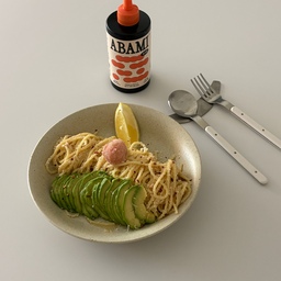 #콘수프기록집
요즘 파스타에 참기름 살짝 넣는 조합 왜 이렇게 맛있는지,,🫢이번엔 아바미 참기름으로 아보카도 명란파스타 만들어봤댜🥑🍝
명란의 짭조름함이랑 아보카도의 부드러운 식감에고소한 참기름 향이 은은하게 더해지니까 진짜 맛있더라구여🤍
향이 과하게 튀지 않고 자연스럽게 어우러져서파스타에도 잘 맞았오!
그리고 병 뚜껑이 윗부분 돌려서 사용하는 타입이라사용할 때 양조절 편한 것도 좋았댜✨깔끔하게 따라져서 여기저기 흘릴 일 적은 느낌!
패키지도 군더더기 없이 깔끔해서주방에 꺼내두기 예쁜 무드🫶
간단한 요리에도 툭 넣기 좋아서요즘 자주 손 갈 듯 히히
#오늘의집 #오늘의우리집
#홈스타일링 #홈스타그램 #홈스토랑 
#브런치접시 #브런치메뉴 
#아보카도 #아보카도요리 
#아보카도파스타 #다이닝룸 #다이닝테이블추천 
#아바미 #참기름추천 