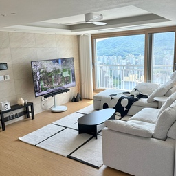 #우리집포토존
거실은 집의 얼굴이니까🛋️
우리집에서 제일 많이 찍는 포토존📸 애정템 모아둔 거실 한켠
집꾸미기 하면서 자연스럽게 생긴
우리집 최애 포토존이에요🤍
아이보리&블랙 모노톤 무드에
우드 바닥으로 너무 차갑지 않게 균형 맞춰주고,
포인트 되는 애정템들로 분위기를 채워가는 중✨
특히 제가 좋아하는 조합은
포근한 패브릭 소파 + 블랙 테이블 
여기에 러그까지 깔아주니까
거실이 훨씬 아늑하고 정돈돼 보이더라구요.
예쁜 공간은 결국
좋아하는 것들을 오래 모아가면서 만들어지는것 같아요🤍
#거실 #거실인테리어 #거실꾸미기 #거실테이블 #거실스타일링 #거실조명 #거실러그 #거실소파 #거실커튼 #거실가구 #거실소품 #거실쇼파 #소파테이블 #보조테이블 #간이테이블 #사이드테이블 #사이드협탁 #러그 #러그인테리어 #밴치의자 #조명 #가리개커튼 #가리개천 #거실인테리어소품 #테이블 #거실협탁 #소파 #까사미아 #캄포소파 