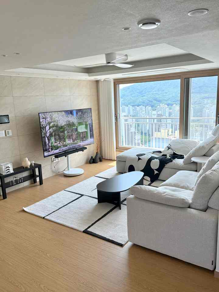 ＃私たちの家フォトゾーン
リビングルームは家の顔だから🛋️

我が家で一番たくさん撮るフォトゾーン📸愛情テム集めたリビングルーム

家を飾りながら自然にできた
私の家は最愛のフォトゾーンです🤍

アイボリー＆ブラックモノトーンムード
ウッドフロアでとても冷たくバランスを整えてくれ、
ポイントとなる愛情テムたちで雰囲気を満たしていく✨

特に私の好きな組み合わせは
ふわふわのファブリックソファ+ブラックテーブル 

ここにラグまで敷いてくれるから
リビングルームがはるかに居心地が良く整えられて見えました。

きれいな空間は結局
好きなものを長く集めながら作られると思います🤍

＃リビングルーム＃リビングインテリア＃リビングテーブル＃リビングテーブル＃リビングスタイル＃リビングライト＃リビングラグ＃リビングソファ＃リビングカーテン＃リビング家具＃リビング小道具＃リビングショップ＃ソファテーブル＃補助テーブル＃簡易テーブル＃ガーリーオープン＃リビングインテリアアクセサリー＃テーブル＃リビングルームコミットメント＃ソファ＃カサミア＃カンポソファ 