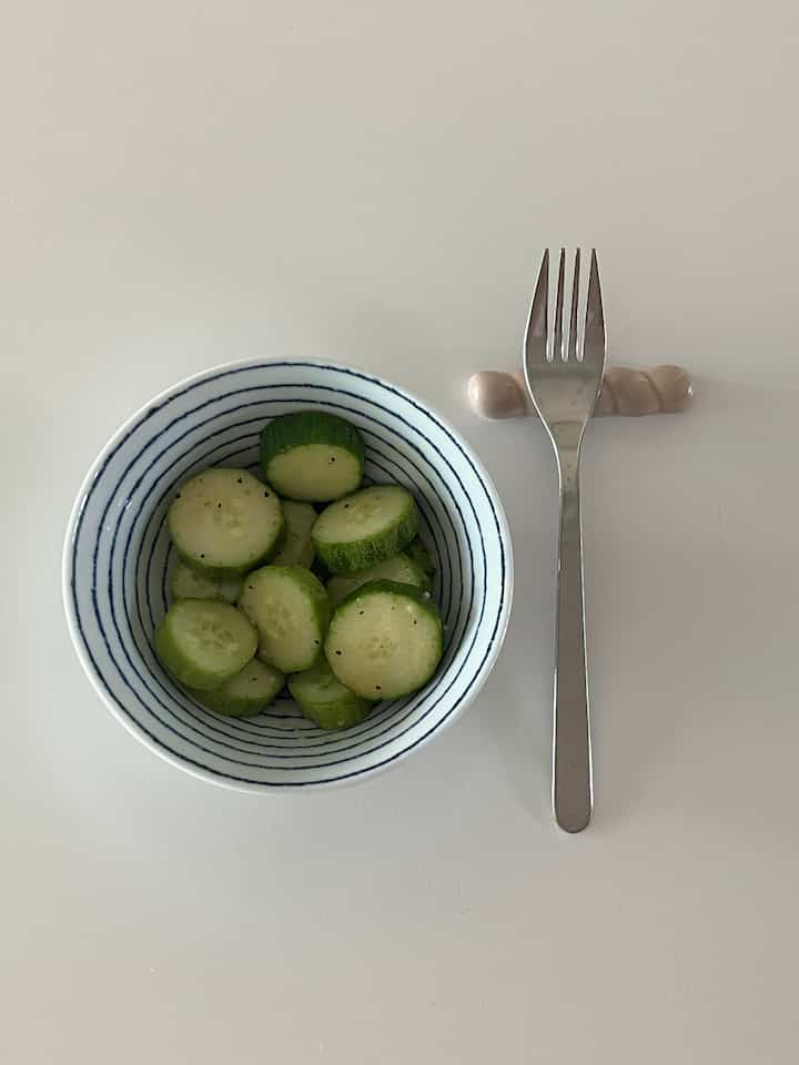 私は途方もなく食べるときもありますが、 
簡単な食べ物も丁寧に食べようと努力する方ですが☺️

最近はキュウリがとても美味しかったです！🥒🤍
たまに夫のための食べ物をしておいて出勤したり、   #ftc24 #오늘의집 #콘수프기록 #콘수프기록집 #홈카페 #홈인테리어 #음식 #오홈스토랑 #오늘의우리집 