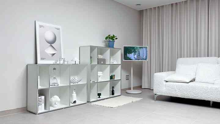 ＃五感レビュープログラムを通じて製品を提供され、直接使用してスタイリングした後期です。

製品名：ウェルパニッチャーアトロシルバーエッジ1000一般+高本棚収納帳セット 
カラー：ホワイト 

リビングルームにオープンタイプの収納場所がありたいので探してください。
ホワイトカラーベースにシルバーライニングが入った 
アトロシルバーエッジ収納場を家に持ち込みました。
どこにも似合うホワイトカラー！🤍
完成した完成品の形で配送されてよかったです。
私はホワイト、グリーン、ブラックの中からホワイトを選びました。
家全体に家具が白い中心なので、家ととてもよく似合います。🩶
シンプルで基本に忠実な収納場なのに 
簡潔なスチールエッジでポイントがとてもきれいです！ 🛋️
高い収納場、低い収納場のように置いて使ってもいいけど
一つだけあっても空間にポイントになりそうです。
シルバーが好きなら無条件におすすめ。📎📎
いつも大切な照明、鉢植え、オブジェ、本、額縁など
何をアップロードしても可愛い！🕰️🪴🕖
収納場を眺めながら一杯のコーヒーを飲むと 
その場が感性カフェ感じて幸せになります。☕️
価格コントラストのデザインとクオリティが良い方で、配送もとても良いです。 🚛
あまり重くなくて移動したいときは、女性一人であちこち移動しながらよく使うようです。👀
ホームカフェゾンで飾っても凄いようで、
リビングポイントの棚に置いてもいいし、書斎飾るときにもぴったり置くと凄いようです。😊

＃収納棚＃棚棚＃本棚＃収納スペース＃高収納長＃低収納長＃高い本棚＃低本棚＃リビングインテリア＃リビング飾り＃リビング家具 