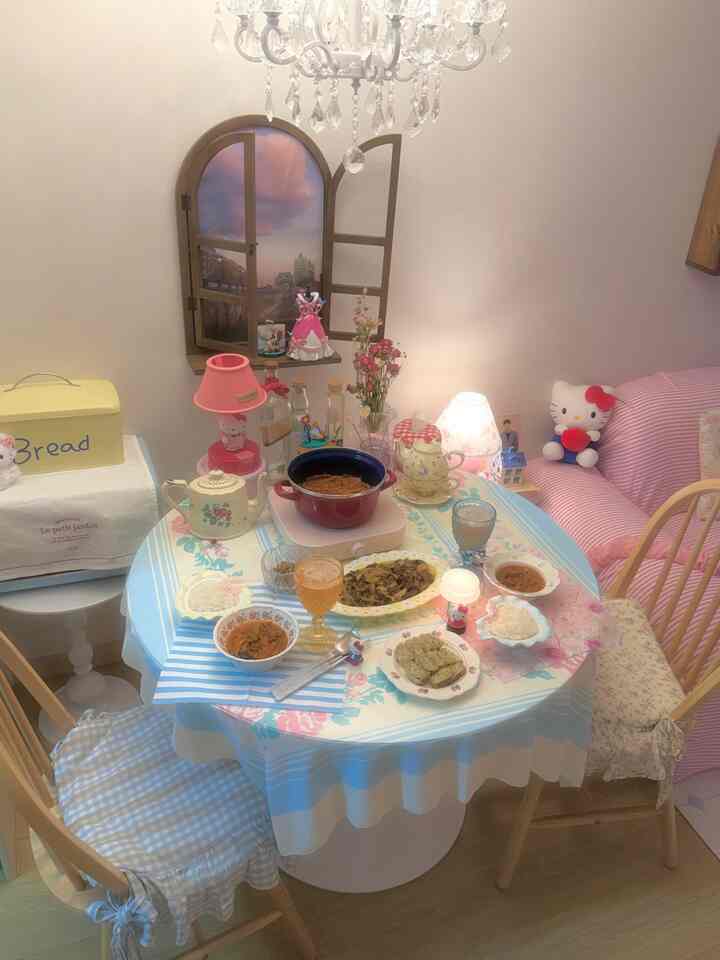 ＃オーホームストア＃プレーティング職人 
久しぶりに韓国料理で夕食を食べた日です ❤️ キムチチゲと焼き肉と卵焼きは基本的ですがご飯2ボウル食べるちょうど良い食事だと思います ☺️💛 

私はプレーティングもヴィンテージプレートを使ってとても甘い赤ちゃんにするのが好きだと思います 😆 久しぶりに私も夫もご飯を2空気食べた日でした☺️

今日も雨が多いですね！今日のような日は赤いスープと前が思い浮かびますが、みんな美味しい夕食をお楽しみください 💜❤️💛 

＃メイド＃メイド＃リビングルームインテリア＃ダイニングルーム＃ビンテージプレート＃ビンテージインテリア＃ハローキティ＃プレートプレート＃ビンテージプレート＃ハートプレート