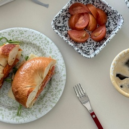 #오홈스토랑 #플레이팅장인 
요즘 이상하게 빵이 너무 당겨요🥯
면도 그렇고 탄수화물 러버 모드 ON…🤍
냉장고에 있던 재료들 이것저것 꺼내서
오랜만에 베이글 샌드위치 만들어 먹었는데
생각보다 너무 만족🥹
카페 샌드위치 느낌도 좋지만
집에서 내 취향대로 듬뿍 넣어 만든 게
결국 제일 맛있는 것 같아요🫶🏻
#베이글 #베이글샌드위치 #샌드위치만들기 #플레이트 #플레이트접시 #크로우캐년 #크로우캐년접시 #크로우캐년컵 #주방용품 #맞팔 #맞팔환영 #플레이팅 #홈카페 #홈쿡 #홈브런치 

