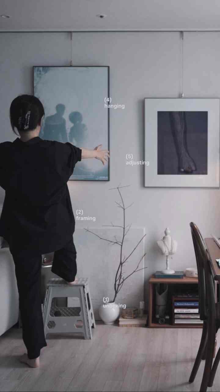 #콘수프기록집 #오늘의우리집

ウォールテリアのロマンチックな幸せな日々：2番目の額縁は、全州国際映画祭で購入した映画ポスターです。我が家のグレーカーテンは、光を受けるとターコイズが回る青い光を出すのに、そのカラーととてもよく合うポスターです。 600x900サイズのダークシルバーアルミフレームフレームとシルバーフレームレールを使用して丈夫に取り付けてくれました。我が家のタリュウ大感前腕筋額縁と並んでおくととてもよく似合います。  #액자레일 #아파트인테리어 #거실서재화 #우드인테리어 #쇠테리어 #아트포스터 #액자인테리어 #작업실 