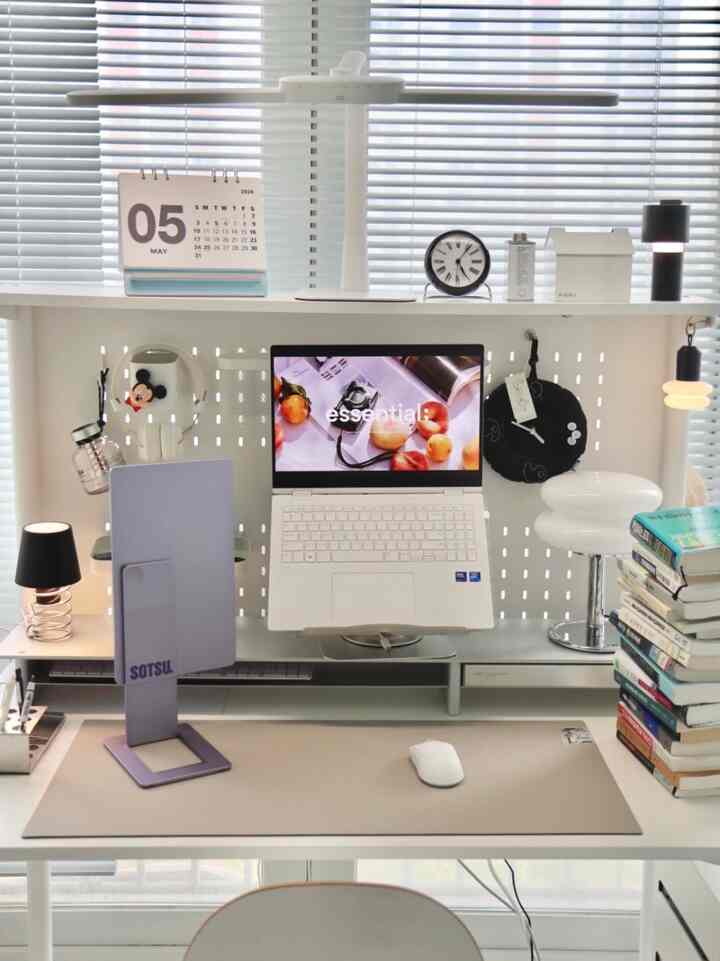 
デスクマットを1つ変更しただけです。
机の雰囲気がずっと落ち着いて整った感じがします。
最近熱烈なジャンパーマンもとても気に入ったんですよ。

紙のようにマットなリノリウムタッチに
落ち着いたグレートーンだから
ミニマルなインダストリアルムード好きな人 
特に気に入ると思います。

補強材が入っていて形も安定してよく取れ、
ボトムスエード仕上げのおかげで押されずにしっかりと固定される点も満足！

さらっと目に入るワンオフオレンジステッチディテールまで
デスク感性をしっかり活かしてくれる感じですよ🖤

ワークスペースは長く滞在する場所です。
こんな小さな雰囲気の変化が集中度まで変わるようです。

そしてモニターシェルフパネルを交換してくれましたが、
前回は半透明のホワイトカラー..今回は
シルバーカラーに交換しました！
ホワイトとは違う雰囲気ですね
豪華なこのモードはどうですか？

#1OFF #원오프 #데스크테리어 #데시크셋업 #책상꾸미기 #데스크매트 #베란다인테리어 #베란다꾸미기 #데스크테리어족 