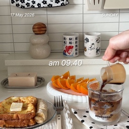 #콘수프기록집 #오늘의우리집 #브런치
Mini Vlog 17.
집순이 인생 브런치는?
여러분들의 인생 브런치는 어떤 건지 댓글로 알려주세요🤍
오늘도 어김없이 돌아온 미니 브이로그에요☁️
요즘 제가 가장 자주 만들어 먹는 인생 브런치를 보여드릴게요🍞
아침에 느긋하게 일어나
창문 열어 환기 한번 시켜주고
잔잔한 음악 틀어놓은 뒤 주방에 서면
그 순간부터 하루가 조금 여유로워지는 기분이 들더라고요.
오늘의 메뉴는 바로 프렌치토스트✨
만드는 방법도 간단해서 집순이 브런치 메뉴로 정말 추천하고 싶어요!
우선 네모난 볼에 계란 3개를 깨서 넣고
우유와 소금을 조금 넣어 잘 섞어줬어요.
이렇게 만들면 너무 달기만 하지 않고
딱 부드럽고 고소한 맛이 살아나서 더 맛있더라고요🤍
그다음 식빵을 앞뒤로 충분히 적셔준 뒤
팬에 천천히 노릇하게 구워줬어요🍳
빵이 구워지는 냄새가 집 안 가득 퍼지는데
그 순간이 진짜 행복 그 자체인거 아시죠?
마지막으로 위에 버터 한 조각 올리고
설탕을 솔솔 뿌려주면 제가 정말 좋아하는 프렌치토스트 완성이에요🧈
버터가 천천히 녹으면서 달콤한 향이 퍼지는데
카페 안 부러운 맛이라 자꾸 생각나더라고요.
여기에 바나나도 예쁘게 잘라 올려주고
오렌지도 곁들여 플레이팅해줬어요🍊
과일까지 함께 담아주니까 훨씬 브런치 느낌도 살고
너무 예뻐서 사진을 안 찍을 수 없죠!
그리고 빠질 수 없는 카페라떼 한 잔까지☕
고소한 라떼랑 달달한 프렌치토스트 조합은
정말 실패 없는 조합인 것 같아요🤍
멀리 나가지 않아도
좋아하는 음식 예쁘게 만들어 먹는 시간만으로
집에서도 충분히 행복한 하루를 보낼 수 있다는 걸
요즘 더 자주 느끼는 중이에요☁️
🎧Bgm :
Title : CUTE BGM
Music by  ‪@브금통장‬ 
link :       • [Royalty Free Music] 저작권 없는 귀여운 브금 모음집 (3시...  
#집순이브이로그 #프렌치토스트 #홈브런치 #브런치메뉴 #집순이일상 #홈카페 #카페라떼 #홈카페레시피 
