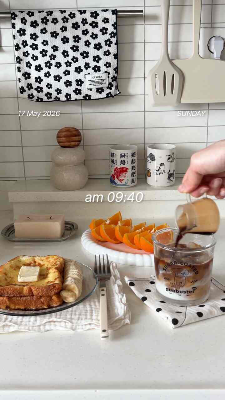 ＃コンスープ記録集＃今日の私たちの家＃ブランチ

Mini Vlog 17.
家順が人生のブランチは？
皆さんの人生ブランチはどんなものかコメントで教えてください🤍
今日も間違いなく戻ってきたミニブログですよ☁️
最近、私が最も頻繁に作って食べる人生のブランチをお見せします🍞
朝にゆっくり起きる
窓を開けて換気してください。
穏やかな音楽を入れた後、キッチンに書いて
その瞬間から一日が少しゆとりになる気がしますよ。
今日のメニューはフレンチトースト✨
作り方も簡単なので、家順がブランチメニューとして本当におすすめしたいです！
まず、四角いボールに卵3個を割って入れて
牛乳と塩を少し入れてよく混ぜてくれました。
こうして作ればあまり甘くない
ぴったり柔らかくて香ばしい味が生きていて、より美味しかったですよ🤍
それから食パンを前後に十分に湿らせた後
ファンにゆっくり煩わしく焼いてくれました🍳
パンが焼かれるにおいが家の中でいっぱいに広がる
その瞬間が本当の幸せそのものであることを知っていますか？
最後に、バターを一枚上げる
砂糖をソルソル振りかければ私が本当に好きなフレンチトースト完成ですよ🧈
バターがゆっくりと溶けて甘い香りが広がります。
カフェでは羨ましい味だと思います。
ここにバナナもきれいにカットします。
オレンジも一緒にプレーしてくれました🍊
果物まで一緒に入れてくれるのでずっとブランチ感も生きて
とてもきれいで写真を撮ることができません！
そして欠かせないカフェラテ一杯まで☕
香ばしいラテと甘いフレンチトーストの組み合わせ
本当に失敗のない組み合わせだと思います🤍
遠く出なくても
好きな食べ物をきれいにして食べる時間だけで
家でも十分幸せな一日を過ごせるということ
最近もっと頻繁に感じています☁️
🎧Bgm：
タイトル: CUTE BGM
ミュージックバイ@ 
link : • [Royalty Free Music] 著作権のない可愛いブラウンコレクション（3時...  
＃家畜イブログ＃フレンチトースト＃ホームブランチ＃ブランチメニュー＃家畜日常＃ホームカフェ 












