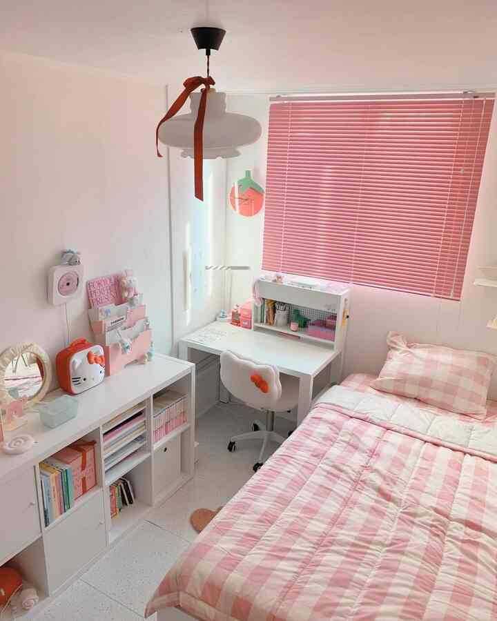 ピンクでいっぱいのカリーインテリア💗*。 • 
幼稚なピンクのトーンだけを選ぶ
小さな部屋でいっぱいでした - ！

ピンクがこの部屋とパーカルが一番よく合う気分🫶🏻

＃カラーインテリア＃ピンク＃子供部屋＃ワンルーム＃跡＃小さな部屋
＃2平＃2平方＃チェック布団＃夏の布団＃キティ＃キティチェア
＃アルミブラインド＃カラーブラインド＃IKEA照明
＃IKEAデスク＃カラックス＃IKEA本棚＃本棚＃デコタイル
＃収納ベッド＃リフトアップベッド＃収納家具＃デスク 