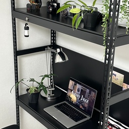 #광고 내 취향 데스크존 만들기. .. 🖥️👩🏻‍💻✨🌿
폴던스랙으로 꾸민 새로운 작업 공간이에요. 
원래는 캠핑 장비들을 착착 올려두려 했는데, 
흠잡을 데 없는 마감과 견고함이 아까워 
데스크존으로 꾸며 보았습니다 🤍
철제라 오염 걱정 없이 마음 편히 쓸 수 있고, 
자석을 부착할 수 있는 무궁무진한 활용도 덕분에,
제 취향과 일상을 채워나갈 앞으로가 더 기대되는 
공간이에요. 영상으로 슬쩍 담아본 저의 새로운 
공간 예쁘게 봐주셔요 🙂
🏷️ 수나브폴던스랙 올스틸 
#폴던스랙 #철제선반 #데스크인테리어 #데스크테리어 #작업실꾸미기 #오늘의우리집 #콘수프기록집 #책상꾸미기 #플랜테리어 #데스크셋업 #데스크존 #블랙인테리어 #선반제작 #다용도선반 