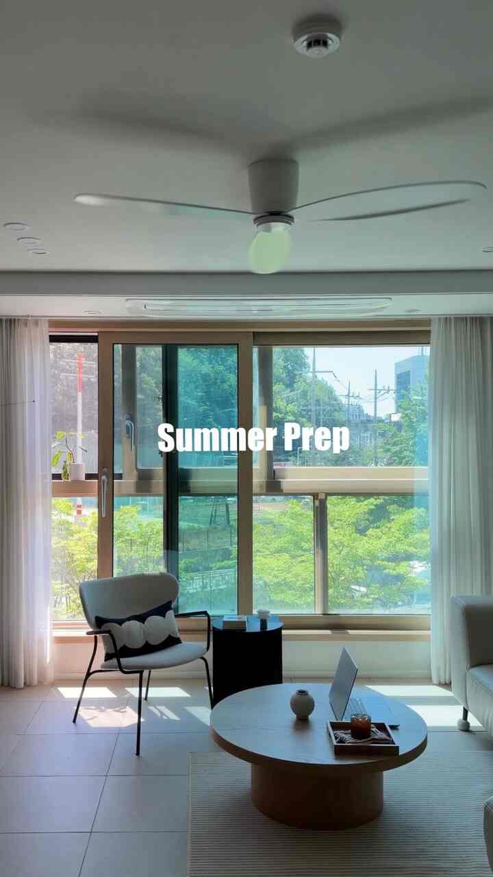 #콘수프기록집 #보자마자반한템 

summer prep ☀️
季節が変わるたびに
少しずつ家の雰囲気を変えるのが好きです。

冷感布団に変えて、
薄いカーテンを開けたまま、
風に舞うモビルを見て
アイスコーヒー飲む最近🫧

我が家もゆっくり夏準備中◡̈ 

初夏の家の雰囲気好きなら保存しておきましょう☀️

#summer #summerprep #여름 #오늘의집 #우리집 #선풍기 #여름준비 #실링팬 #선풍기추천 #맞팔 #맞팔환영 
