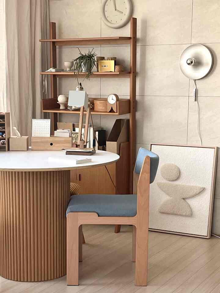 きちんと整えられた空間を眺めると、 
やっと来る静けさ 🕊️

良い機会で会ったレッドブリックハウスの   
アルケハンドタフテッドオブジェウォールアート、「バランス（BALANCE）」。

名前のように空間に穏やかなバランスと安定感を加える作品です。

器と花瓶のシルエットがじっくり対称になっており、長く見ても飽きのこない造形美が感じられますね。  #밸런스 #터프티드액자 #거실스타일링 #거실인테리어 #홈스타일링 #베이지인테리어 #베이지홈 #홈베이지 #homebeige   #인테리어소품 #인테리어액자 #인테리어가구 #홈카페 #월아트 #터프팅액자 #homecafe #homestyling 