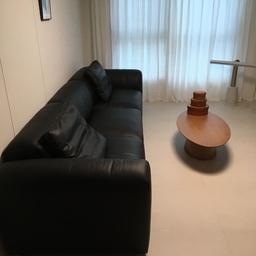 블랙과 우드의 조합으로 꾸며본 뉴 하우스 어떤가요 ?🏡
젝슨은 제 위시템이었는데요 🛋️
가죽 소파는 세심한 관리가 필요하잖아요 ? 무브먼트랩 가죽 케어 추천드려요 🌀
#new #sofa #젝슨카멜레온 #셰이커박스 #까사미아 #무브먼트랩 #가죽클리너 #거실인테리어 