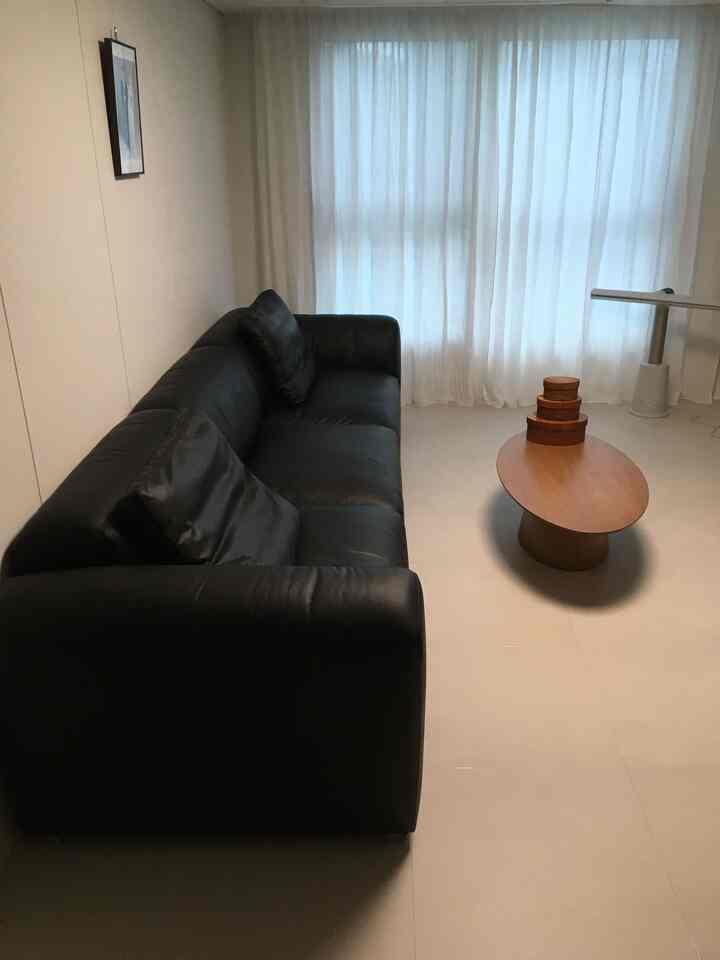 ブラックとウッドの組み合わせで飾ったニューハウスはどうですか？🏡

ジェクソンは私のウィジェットだった🛋️
レザーソファには細心の注意が必要ですか？ムーブメントトラップレザーケアお勧めします🌀

#new #sofa #젝슨카멜레온 #셰이커박스 #까사미아 #무브먼트랩 #가죽클리너 #거실인테리어 