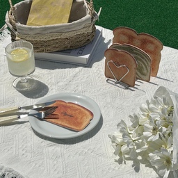 요즘 주방에서 제일 자주 쓰는 아이템 🍞✨ 
처음엔 너무 귀여워서 골랐는데 써보니까 진짜 실용적이라 놀랐어요🤍
식빵 단면처럼 송송 뚫린 다공성 구조라 그런지 
물기 흡수가 엄청 빨라서 싱크대 물자국도 깔끔하게 닦이고 일반 행주보다 훨씬 뽀송하게 사용돼요!
손에 딱 잡히는 작은 사이즈부터 큰 식빵 모양까지 
4가지 타입이라 용도별로 쓰기 좋더라구요
무엇보다 좋았던 건 관리가 편하다는 점! 
걸어두면 금방 마르고 냄새도 잘 안 배어서 물티슈 뜯어쓰던 번거로움이 줄었어요✨
보풀이나 이염 걱정도 없고 
99% 목재 유래 천연 소재라 안심하고 사용할 수 있는 점도 만족 주방에 두기만 해도 감성 소품처럼 귀여워서 자꾸 눈길 가는 행주예요🤎
#콘수프기록집 #현명한소비
#주방 #주방템 #행주 #행주걸이 #다용도걸이 #주방인테리어 #주방용품 #주방꾸미기 #조화 #시계 #시트지 #싱크볼 #벨라고 #브레드행주 #자동디스펜서 #거치대 #수세미거치대