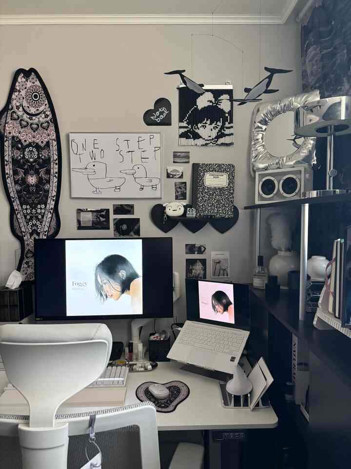  #데스크테리어 #책상 #책상꾸미기 #책상인테리어 #벽꾸미기 #desksetup #desk #desktour #모노톤 #블랙앤화이트 