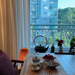 수목공사 이슈로 앞에 초록뷰는 없지만
찻자리 준비는 늘 즐겁다🍵
오늘은 어떤 기물을 꺼낼지
어떤 차를 마실지
어떤 다식을 곁들일지
그 고민하는 시간마저도
차를 마시는 즐거움인 것 같다🫖
오늘의 선택은
기문홍차에 방울토마토, 그리고 꽈즈🍃
#거실꾸미기 #거실인테리어 #방구석차실 #차실 #다도