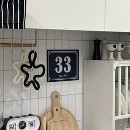 #인테리어노하우 #콘수프기록집 
▫️요로코롬 스튜디오 도어사인 Maison33
붙이는 순간
여그가 바로 파리에유🇫🇷🤍
요로코롬 도어사인 하나 붙였는디
허전했던 공간 분위기가 확 달라졌어유✨
진한 블루 컬러에
빈티지한 무드가 같이 느껴져서
화이트 인테리어랑도 찰떡☺️
주방에 툭 기대놔도 예쁘고,
침실이나 선반 위에 올려놔도
공간 포인트 역할 제대로 해주더라구유🤍 
두께도 슬림해서
벽에 붙였을 때 부담스럽지 않고
같이 들어있는 아크릴 테이프로
바로 붙일 수 있어서 편했어유✨
#요로코롬스튜디오 #도어사인
#요로코롬도어사인 #빈티지벽걸이
#벽걸이소품 #벽인테리어 #문패
#유럽감성 #파리감성 #벽꾸미기
#화이트인테리어 #빈티지인테리어
#주방꾸미기 #주방스타일링 #그릇장
#이케아빌리 #선반꾸미기 #홈데코
#집꾸미기 #홈스타일링 #맞팔 