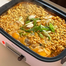 #콘수프기록집 #예쁜템최고야 
멀티그릴에 라면 끓여 먹으면 죽입니다…
근데 예쁘기까지 하면 더 쵝오
라면+김밥 조합은 진리🫶🏻
#멀티그릴 #멀티전기그릴 #라면 #김밥

