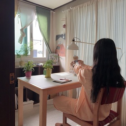 쨍한 오렌지 컬러가 너무 귀여워서 보자마자 바로 골랐는데, 실제로 받아보니까 더 만족스러웠던 잠옷 🍊🧡
색감이 과하지 않고 얼굴 톤도 은근 화사해 보여서 집에서 입고 있어도 괜히 기분 좋아져요 :)
(귀여운 상의 포켓 디테일은 덤 ... 🌀)
무엇보다 핏이 진짜 넉넉해서 하루 종일 입고 있어도 답답함이 없고, 움직일 때마다 편해서 자연스럽게 손이 자주 가더라구요 집에서 오래 생활하는 날이나 잠잘 때 입기 딱 좋은 느낌!
소재도 정말 부드러운 편이라 피부에 닿는 촉감이 포근하고, 예민한 날에도 부담 없이 입기 좋았어요 ♥ 
그리고 개인적으로 가장 좋았던 건 관리가 편하다는 점…! 세탁 후에도 크게 변형 없고 건조기 사용도 가능해서 진짜 자주 입게 돼요
홈웨어는 결국 관리 편한 게 최고인데 그런 면에서 만족도 높았던 제품 🤍
강아지나 고양이 키우는 집사분들에게도 추천하고 싶은 게, 털 묻어도 부담 없이 막 입기 좋고 하루 종일 반려동물이랑 같이 뒹굴거리기 편한 넉넉한 핏이라 더 만족스러웠어요 🐶🐱🤍
소파에 앉아 있거나 침대에서 뒹굴거릴 때도 불편함 없고, 잠옷 자체 분위기가 귀엽고 따뜻해서 집에서 보내는 시간이 더 포근해지는 느낌이에요!
요즘 집에 오면 제일 먼저 갈아입는 최애 잠옷 됐습니다… 🧡
#잠옷 #홈웨어 #잠옷추천 #콘수프기록 #맞팔 #자취 #자취방 #자취방인테리어 #자취방꾸미기 #자취생 #자취인테리어 #자취필수템 #투룸자취방 #맞팔환영 #8평 #8평인테리어 #콘수프기록집 #예쁜템최고야 
#오감리뷰 프로그램을 통해 제품을 제공받아 직접 사용하고 스타일링한 후기입니다.