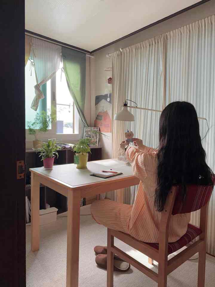 ちょっとしたオレンジ色が可愛すぎて見たらすぐに選びましたが、実際に受け取ってみるともっと満足できたパジャマ🍊🧡

色味が過ぎず、顔のトーンもさらっと華やかに見えて、自宅で着ていても大丈夫です。

（可愛い上のポケットディテールはおまけ…🌀）

何よりピットが本物の多めで一日中着ていても苦しいことがなく、動くたびに楽で自然に手が頻繁に行ったんですよ。

素材も本当に柔らかい方なので肌に触れる肌触りがふわふわで、敏感な日にも気軽に着てよかったです♥ 

そして個人的に一番良かったのは管理が楽だという点…。 ！洗濯後も大きく変形せず、乾燥機の使用も可能なので、本当によく着用します。
ホームウェアは結局管理しやすいのが最高なのに、そういう面で満足度高かった製品🤍

子犬や猫を育てる執事の方にもオススメしたいのが、毛むくじゃなくても気軽に着るのが良く、一日中ペットと一緒に寝転がりやすい楽しいフィットでより満足でしたよ🐶🐱🤍

ソファに座っていたりベッドで寝転がったりしても不快ではなく、パジャマ自体の雰囲気が可愛くて暖かいので、自宅で過ごす時間がよりふんわりする感じですよ！

最近家に来たら一番先に着替える最愛パジャマになりました… 🧡

＃パジャマ＃ホームウェア＃パジャマおすすめ＃コンスープ記録＃メイド＃跡＃自家製＃自家製インテリア＃自家製インテリア＃自家製＃自家製インテリア＃自炊必需品 

＃五感レビュープログラムを通じて製品を提供され、直接使用してスタイリングした後期です。