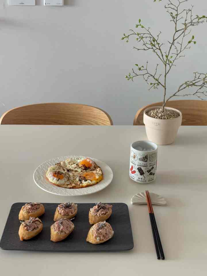 ＃コンスープ記録集
今日の昼食は -
可愛い友達がプレゼントしてくれたシオコンブを入れて作った卵フライとマグロの湯布寿司です。

今日の家で知ることになりましたが、心が合って私をたくさん考えてくれる良い弟です。

私が言うどんな言葉も流して聞かずに覚えておいて、私を考えてくれるその心がとても暖かくてありがたいです。

写真に見えるかわいいカップもその友達が送ってくれましたね！私が欲しいと思うように言ったことを..
私より年齢は若いですが、真の人をたくさん考えて、繊細で暖かい友達だと思って学ぶ点が多いです。

私もその友人に役立つためにいつも努力しなければなりません。
思い出すと心がいつも暖かくなる友達です。￼◡̈


#キッチンインテリア＃姉妹の心＃子供の家＃25ピョンインテリア＃新築アパートインテリア＃ミッドセンチュリーモダン
￼