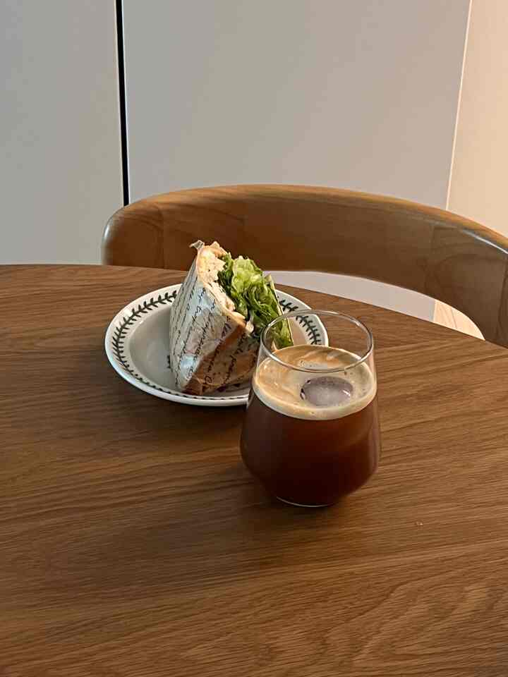 私の家のホームストアを紹介します！

私は主に簡単にご飯を食べる方だから、サンドイッチにコーヒーや果物を食べます。

ボウルは義母がプレゼントいただいたポートメリオンボタニックガーデンです🤍🕊️

夫は完全韓国料理パラ夫とご飯を食べる時は韓国料理の姿をしますが、私の家は炊飯器を買わずにスターウブココテで鍋ご飯をハンモックします🤓 

ご飯はおいしいのに、どうしても手がたくさん行って😭炊飯器を買わなければならないようで炊飯器を見ています！

素敵な食べ物はありませんが、私たちの家のホームストアとはどうですか？  #ftc24기 #홈스타그램 #주방인테리어 #그릇 #그릇추천 #포트메리온 #폴란드그릇 #스타우브꼬꼬떼 #플레이팅장인 