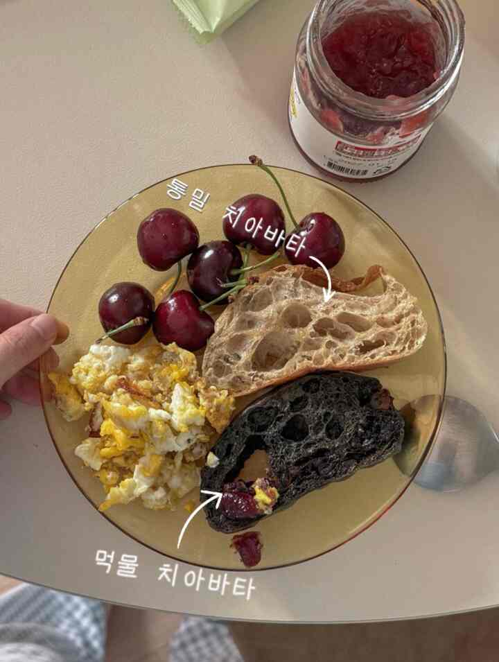 ＃コンスープ記録集

朝に軽く食べるのに良い組み合わせ🍒
【チアバタ＋卵＋チェリー】 

簡単にプレーするだけでブランチカフェで
売る感じじゃないですか✨

チアバターは流動ブチアバターですが、オリーブオイルです。
焼いて食べるので本当に美味しいです🤤

＃ブランチプレート＃ブランチメニュー＃ブランチテーブル＃プレート＃プレートプレート＃テーブル＃ホワイトテーブル＃カフェテーブル＃ホームカフェ
