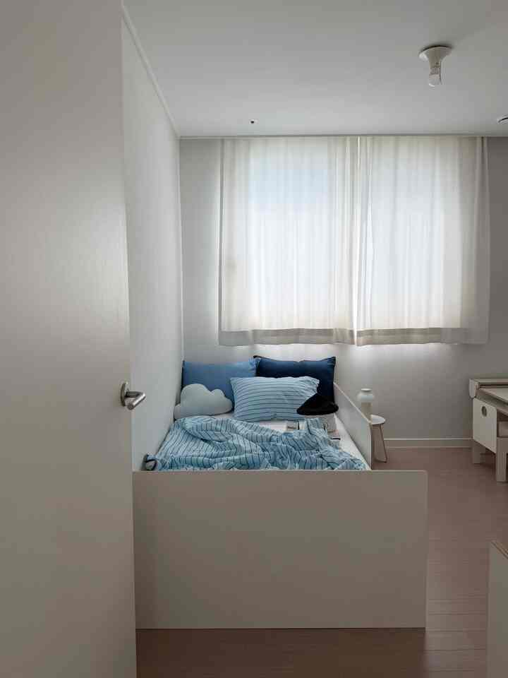 #カラーインテリア

ホワイトインテリアにブルーカラーのベディングでポイントを与えたら、赤ちゃんの部屋がもっと華やかになったようですね🩵
大きな家具を変えなくても季節によって様々なカラー感のベディングでポイントをあげれば様々なムードが楽しめますよ🫶🏻

#ホワイトインテリア #ウッドインテリア #ホワイトウッドインテリア #今日の家 #ホームスタイル#夏の準備 