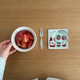 토마토 좋아하는 사람🙋‍♀️
마토마토 토마토 코스터 귀여워🍅
예쁘고 너무 귀엽죠?
양면이라 뒷면은 접시모양이에요!
접시모양도 귀엽지만 
토마토가 귀여워서 토마토 쪽으로만 쓰는 사람
나야 나👀
#콘수프기록집 #예쁜템최고야 #플레이팅 #그릇 #티코스터 #컵받침 #토마토 #무인양품 #무지 #자기그릇 #카레그릇 #요거트볼 #유리컵 #물컵 #티포크 #디저트포크 #포크 #다이닝테이블 #접이식테이블 #식탁 #우드테이블 #쿠션 #20평대인테리어 #우드앤화이트 #거실인테리어 #다이닝룸 
