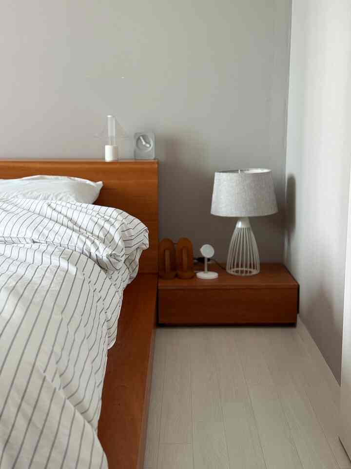 どこにも似合うストライプ寝具🛏️

寝具のデザインや色味を選びにくいときは
ホワイトストライプパターンをお勧めします！

ふさわしくなく、ほんのりポイントになります！
ストライプ間隔が広すぎるより 
写真のように親指の程度の間隔
一番きれいですよ🤍

ウッドにもよく合いますよね？

＃コンスープ記録店＃インテリアノウハウ＃寝室インテリア＃ベッド＃寝具＃ストライプ寝具＃ベッドフレーム＃マットレスおすすめ＃レイヤー＃ボナキア＃ビミックス＃卓上時計