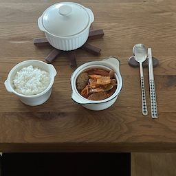 오늘은 간단하지만 든든하고 알찬 한식 😋
돼지고기 듬뿍 넣은 김치찌개와 퐁신퐁신한 계란찜!
역시 우드톤 테이블에는 아이보리톤의 식기류들이 가장 무난하게 잘 어울리는 것 같아요.
그렇다고 다 아이보리 톤이면 지루해보일 것 같아,
스프볼은 네이비 포인트가 들어간 걸로 두니 조금 더 괜찮아보이는 것 같기도 해요~🖤
#오홈스토랑 #플레이팅장인 
#집밥 #집밥메뉴 #한식 #밥그릇 #스프볼 #시라쿠스스프볼 #국그릇 #커트러리 #한식수저 #체크수저 #체크포인트 #계란찜용기 #냄비받침 #1인식기 #1인식탁 #혼밥 #혼밥식기 #혼밥세트 #맞팔 #냉동밥용기 #수저받침 