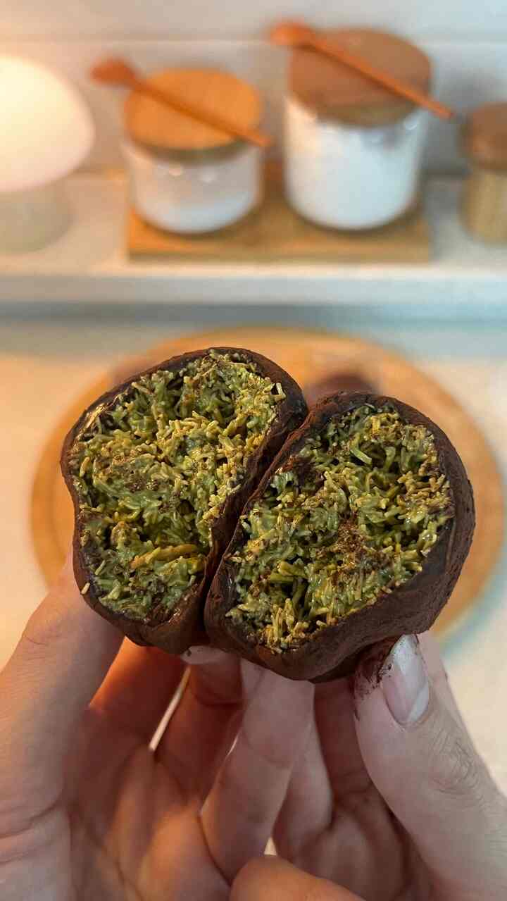 📢休みの日にドゥシクを作る👩🏻‍🍳
今日はおしゃれに過ぎて作るドバイのチッククッキー••🧆
お姉さんがお正月に作ろうとして作ってみました！
炒めたカダイフにピスタチオスプレッドで作って
思ったより簡単で早く完成🫶🏻
家族と一緒に作ったので、私は楽しかったです🥹
最後の連休を楽しんでください🙇🏻‍♀️💛

＃コンスープ記録集 