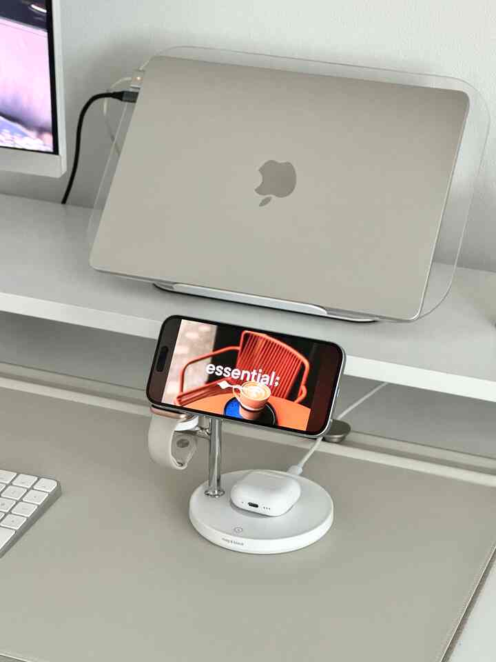 最近、デスクゾーンで蒸し満足しており、
Mac＆BlackのMacSafe 3in1充電器Trifit🔋

スマートフォン、ウォッチ、ワイヤレスイヤホンまで一度に
きれいに充電できるのでとても良いです✨

アップルウォッチとギャラクシーウォッチを区別せずに
使えるのもメリット！

横、縦自由に回して取付けも可能で
角度調整もできて映像を見ると楽ですよ👀

磁力もしっかりして揺れなく安定して、
25W超高速ワイヤレス充電だから急いでいる時にもっと便利です！

ほのかなムードなどまで加わって
デスクゾーン感性も手に入れることができます🫶

＃コンスープ記録集 