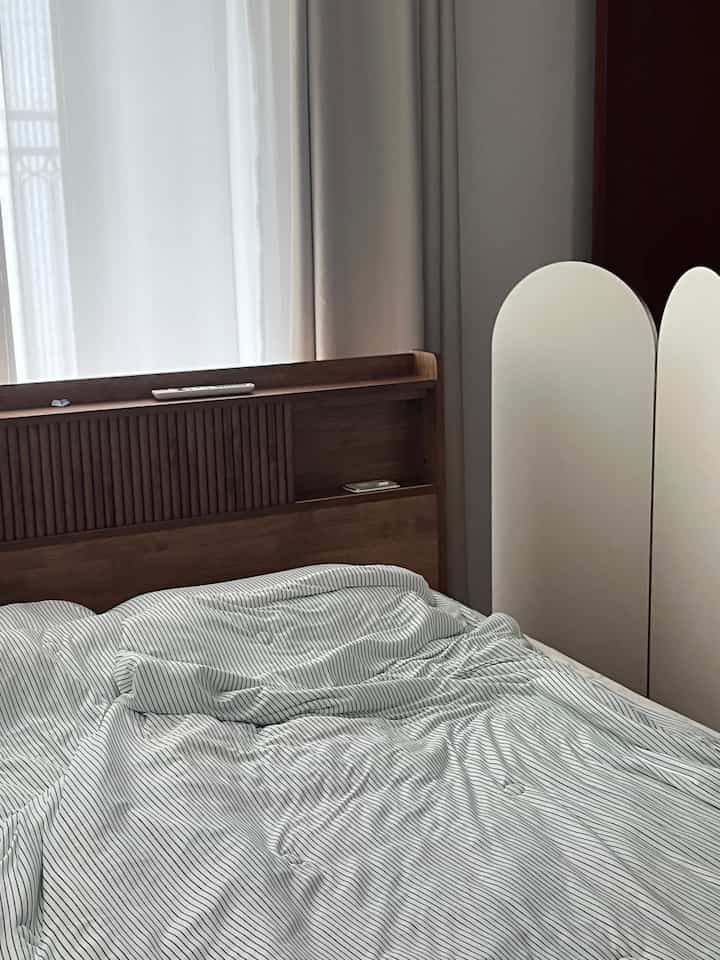 ドアを開けるとすぐに見えるベッドは悪いので、壁を塞いでみました！ 

ドアが開いていてもベッドが覆われているので、もっと良いと思います！私はそれを選ぶことができました>。 

＃新婚旅行＃新婚旅行のインテリア＃新婚旅行＃新婚旅行の装飾＃風水インテリア＃風水地理＃風水地理インテリア＃ベッド＃秋の壁＃秋の壁のインテリア＃壁のパーティション＃お部屋＃新婚旅行＃木のインテリア＃コミュニケーション＃構築インテリア＃構築アパート＃構築＃構築#モダンハウス 