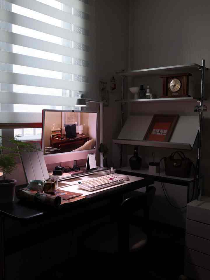＃私の家フォトゾーン🖤👩🏻‍💻🖥️

どんどん撮りたい私たちの家書載フォトゾーン:)
ピンク/レッドアイマックとホワイトデスクライトのおかげで
空間のムードが一層洗練されている感じです。
天気が良ければ自然光までほのかに中に入ってきて
小物の写真もたくさん残されています🤍

◾️写真空間の中のポイント製品
 ➊ 空間を立体的にする棚
昨年3月に出荷されました 
今は1年以上使用していますが、頑丈で変色なし
非常に良い状態をよく維持しています:)

 ➋デスクライト
ベニュ ザ ニューランプ照明は、
建築家ユ・ヒョンジュンのYouTubeを通じて知りました。
繊細な作業をたくさんしていた私に 
光のクオリティの重要性を目覚めさせた照明です。

➌ブラックデスク
以下のポイントを置いて机を調べる方におすすめです。
• 苦しい感じがしないデザイン
•ブラックカラー
•原木材料
•寛大なサイズ

写真の中では暗くて見えませんが、
タグしておいたので気になる方は詳細ページでご確認ください:) 

＃書斎＃書斎装飾＃ブラックインテリア＃モダンインテリア＃ホワイトインテリア＃デスク＃デスクライト＃デスク照明＃アイマック＃アイマックインテリア＃キーボード＃棚＃ミッドセンチュリー＃ミッドセンチュリーモダン＃ 