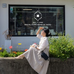 #스페셜크리에이터 #클래스후기 [2편-온고푸드 클래스]
오늘의집 스페셜 크리에이터 5월 스페셜 클래스 2편 후기 남겨봅니다.
기록해온 사진들이 너무 많아 한 번에 다 올리기 아쉬워서 2편으로 나눠 올리게 되었어요.
스페셜 크리에이터 활동으로 외출하는 날은 매번 어쩜 이렇게 날씨가 좋은지, 운영진분들 정말 날씨 요정이신 것 같아요.
하늘은 맑고, 햇살은 따스하고, 기온까지 딱 좋아서 외출하기 정말 기분 좋은 날이었답니다.
이번 클래스는 [평화가 깃든 밥상 : 내가 먹는 것이 곧 나] 라는 주제로, 북촌 온고푸드에서 진행되었어요.
저는 아침 일찍 도착해서 사진도 미리 찍을 겸 먼저 들렀는데, 오전부터 분주히 준비 중이신 호스트님들을 만나뵐 수 있었어요.
클래스 장소도 보자마자 너무 예뻐서, 저도 모르게
“매번 어쩜 이렇게 예쁜 장소를 찾으시는 거예요?”
라는 말이 바로 나왔답니다.
스페셜 크리에이터들을 반겨주는 배너와 클래스 안내 포스터, 곳곳에 놓인 세심한 준비물들까지.
운영진분들의 정성 어린 손길이 공간 곳곳에서 느껴졌어요.
매번 이렇게 특별하게 맞이해주시니 정말 감사한 마음이 들더라고요.
온라인에서만 뵈었던 인친님들도 직접 만나뵙고, 오랜만에 만난 인친님들과도 반갑게 인사 나누며 예쁜 공간에서 추억도 남겼어요.
문성희 선생님의 강연을 듣고, 온고푸드에서 예쁘고 맛있는 채소 초밥도 함께 만들며 정말 오래 기억에 남을 시간을 보냈답니다.
예쁜 공간에서 즐겁고 유익한 시간을 만들어주신 오늘의집 스페셜 크리에이터 운영진분들께 다시 한 번 감사드려요.
#스페셜클래스 #피스풀테이블 #오늘의집크리에이터 #오늘의집 #북촌 #북촌나들이  #맞팔 #맞팔환영 #소통 
