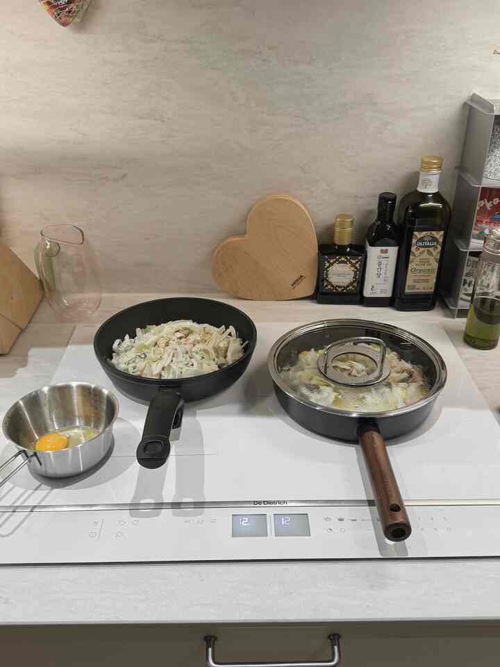 雨の日の夕方にお好み焼きを作って食べました。
料理人お好み焼きミルキットご存知ですか？ 
野菜とシーフード、ソースがすべて入っていて本当に簡単に一食できますよㅎㅎ

一袋当たり1.5～2人分くらい出てくるので空腹の心に二つの袋を尽くしたが…。 
後でとても多かったです😂

インダクション使いながら一番満足するのはやはり天板活用も！
調理しないときは、きちんとした作業台のように書くことができます。
今日のように2つのファンを同時に上げても、周囲のスペースがゆったりして料理の銅線がはるかに楽です。

そしてホワイトインダクションは汚染のために悩んでいる人が多いようです。 
私は無条件にお勧めの方です。
白いのでむしろ汚れや食べ物がすぐに見えます。
その時その時拭き取られるのでもっときれいに保たれました。

今5年目使用中ですが、初めて設置した時と大きな違いなく満足しながら書いていますよ🤍

キッチンは結局綺麗なのもいいけど 
このように実際に使いやすい構造と管理の利便性が長く満足度を作るようです。


＃インテリアノウハウ＃ホワイトインダクション＃コンスープ記録集＃キッチンインテリア＃カンストン天板 