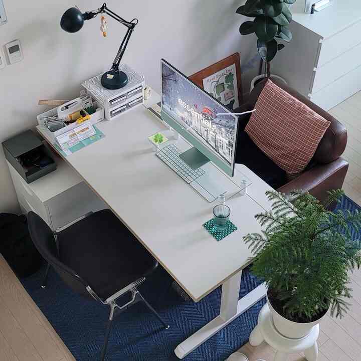 #현명한소비 #콘수프기록집 #1인가구 #1인가구소파 #빈티지소파 #작업공간 #맞팔

ヴィンテージスタイルのチェスター1人のソファは、狭いワンルームにソファを置きたい方に最適な選択です！
4.5坪 本当に小さなワンルームに住んでいた時から該当ソファと一緒にしましたが、重さも重すぎず家具を再配置する時も楽で引っ越す時も良かったです。
ソファのお尻部分が横になるほど広くはありませんが、とても寛大でパパ足をして座っているのが好きな私にはちょうどいい家具なんです🌱