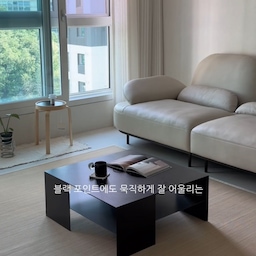 #거실확장인테리어
거실이 넓게 이어지는 구조일수록
여름엔 바닥 분위기를 어떻게 잡아주느냐가 정말 중요한 것 같아요!
특히 확장형 느낌의 거실은
러그 컬러나 소재에 따라 공간이 답답해보이기도 하고, 반대로 훨씬 더 넓고 시원해보이기도 하더라구요.
저는 여름만 되면
조금 더 가볍고 결감 있는 소재의 러그로 바꿔주는 편인데,
이번 이씨라메종 우디 대자리 러그는
넓은 거실 공간을 훨씬 더 정돈되고 시원하게 보여줘서 만족스러웠어요🤎
전통적인 대자리 느낌은 살리면서도
투박하지 않게 담백하게 풀어낸 디자인이라
우드, 블랙, 아이보리 톤 가구들과도 자연스럽게 잘 어우러졌던.
확장형 거실처럼 넓게 이어지는 공간일수록
여름에는 바닥 분위기부터 바꿔보시는 거 정말 추천드려요!🤎 
#이씨라메종 #이씨라메종러그 #이씨라메종블랭킷 #이씨라메종대자리 #이씨라메종룸슈즈 #룸슈즈 #거실인테리어 #거실스타일링 #베란다확장 #베란다확장인테리어 #거실확장 #대자리 #여름러그 #대나무러그 #여름준비템 #시원한러그 #젠스타일 #젠스타일인테리어 #동양미한스푼 #동양인테리어 #동양미 #우드인테리어 #우드톤인테리어 #화이트앤우드 #화이트우드 #마이너스옵션인테리어 #마이너스몰딩 #무몰딩 #무몰딩인테리어 