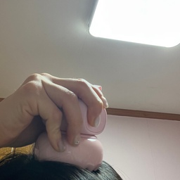 #짠내시공 #셀프인테리어 #벽지시공
이번에 분위기 바꿔보겠다고 큰맘 먹고 셀프 벽지 시공 도전🛠️ 사실 업체 맡기기엔 비용이 부담돼서 시작한 건데… 생각보다 쉽진 않았지만 완성하고 나니 뿌듯함 대박🥹 
벽지 고를 때 집 분위기랑 가구 컬러 맞추는 게 은근 중요했고, 기포 안 생기게 밀어주는 게 핵심! 처음엔 삐뚤빼뚤해서 망한 줄 알았는데 점점 감 잡히더라구요! 큰돈 안 들이고 공간 분위기 확 바꾸고 싶다면 셀프 시공 한 번쯤 추천✨ 약간의 노동(?)은 필요하지만 완성 후 만족감이 진짜 커요!! 전후 차이 보면 왜 다들 셀프 인테리어 하는지 알겠더라구요 😌
특히 낡아 보이던 공간이 한층 깔끔해져서 집에 들어올 때마다 기분 좋아져요🫶 다음엔 다른 공간도 도전 예정!!