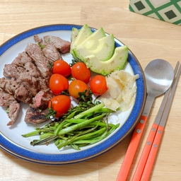 미나리 갈비살 구이 ꒰⑅ᵔᵕᵔ⑅꒱🥩🌿
요즘 단백질 챙기려고 노력 중이라
오늘은 소고기를 구워 봤어요 (ෆ˙ᵕ˙ෆ)
집에서 고기 요리는 잘 안 해먹는 편인데,
막상 한 번 해보니까 생각보다 간단해서 좋더라고요!
올리브오일에 소금만 살짝 해서 구운 갈비살에
같이 구운 미나리까지 더해주고,
방울토마토, 아보카도, 양배추 사우어크라우트 곁들여
가볍지만 든든하게 한 끼 완성했어요 🥑🍅
미나리랑 고기 조합은 역시 믿고 먹는 맛이에요 (๑˘ꇴ˘๑)💛
다이어트중 단백질은 어떻게 챙기고 계신가요? 🌿
#오늘의우리집 #콘수프기록집 #이주의발견 #맞팔 #건강한끼 #플레이팅 #식단 #식단일기 #식단기록 #다이어트식단 #집밥 #홈쿡 #혼밥식기 #먹팔 
#갈비살구이 #미나리요리 #소고기구이 #단백질식단 #집밥메뉴 #간단요리 #아보카도 #사우어크라우트 #저녁메뉴 #한끼식사
