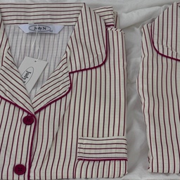 새 여름잠옷 개시 🍒
베리색 스티치와 단추가 포인트 🪡🧶
시원하고 유연한 질감으로 여름 잠옷으로 딱이에요:)
요즘은 여름 잠옷 가격도 어마무시한데, 이 잠옷은 가격도 착해서 맘에 쏙 들어요 .. ! 🩷🫧
#예쁜템최고야 1 #콘수프기록집 #여름잠옷 #여름파자마 #커플잠옷 #커플템 #침실 #여름준비 #여름나기 #잠옷 #잠옷세트 #잠옷추천 