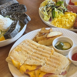 즐거웠던 간만의 외출😘❤️
먹물빵도 너무 맛있고 파니니도 너무 맛있고ㅠㅠ
요똥이는 파니니를 보며 해먹어보고 싶다고 생각했지만
레시피 검색해볼 생각도 못해봤다는요…😋🤣
#사진올리는지금이순간까지도 #검색안해봄
#내가만든거아니고 #남이만들어준것 #냠냠 